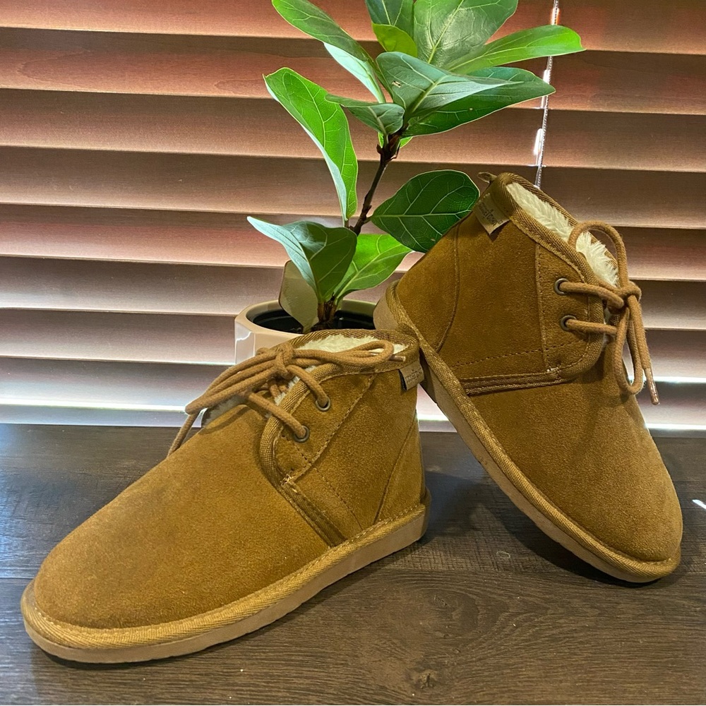 EUC Minnetonka Kids Bernie Chukka Boots - Kids size 1